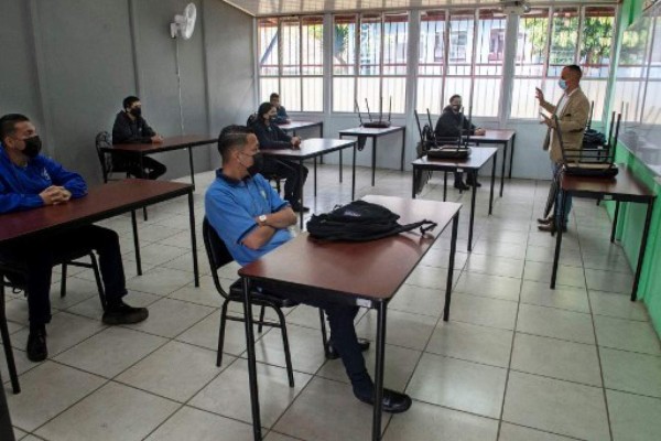 Estudiantes en Costa Rica inicia su año escolar 2021. (Foto Ezequiel BECERRA / AFP)
