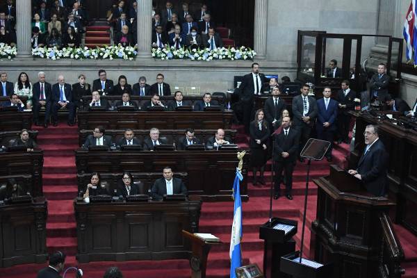 <i>El presidente de Guatemala, Bernardo Arévalo de León (c), habla en el salón de sesiones del Palacio Legislativo este miércoles, en Ciudad de Guatemala (Guatemala). León cumplió dos años en el cargo, con una aprobación muy por debajo de los índices con los que fue electo en 2023 y a la espera de finalmente relevar en mayo próximo, como dicta la ley, a la fiscal general, Consuelo Porras, su principal antagonista. EFE/ Alex Cruz</i>