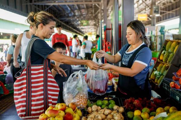 <i>El ahorro es el nuevo eje: un 34 % de los consumidores de la región ha migrado a marcas más económicas y un 31 % prioriza marcas con promociones vigentes. Foto de iStock</i>