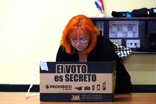 <i>Una persona vota durante las elecciones de Costa Rica este domingo, en San José (Costa Rica). Los comicios en Costa Rica para elegir al presidente de la República y a los 57 diputados de la Asamblea Legislativa para el periodo 2026-2030 avanzan en absoluta normalidad y sin incidentes de relevancia, indicó el Tribunal Supremo de Elecciones (TSE). EFE/ Marco Monge</i>