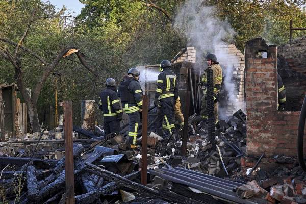 <i>Rescatistas ucranianos trabajan en un lugar alcanzado por un ataque con drones en Járkov, noreste de Ucrania, el 4 de junio de 2025. EFE/EPA/SERGEY KOZLOV</i>