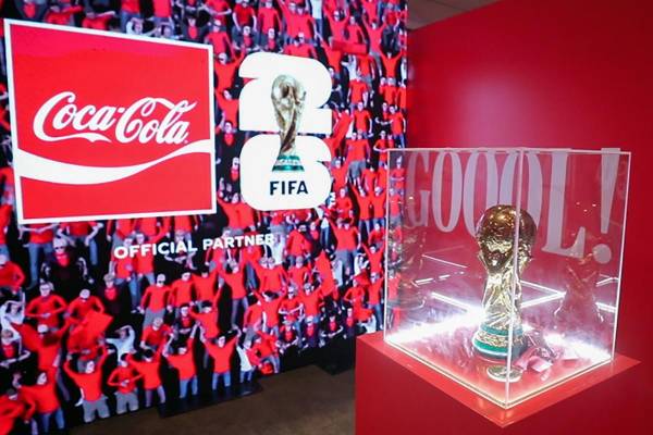 <i>Fotografía que muestra una réplica del trofeo de la Copa Mundial de la FIFA este viernes, en Ciudad de Guatemala (Guatemala). El trofeo original de la Copa Mundial de la FIFA llegará a Guatemala en febrero como parte de su gira internacional previa al torneo de 2026, según confirmaron fuentes deportivas vinculadas a la organización del evento. EFE/ Fernando Ruiz </i>