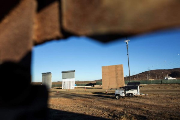 Los prototipos del muro de Trump ya se levantan en el desierto