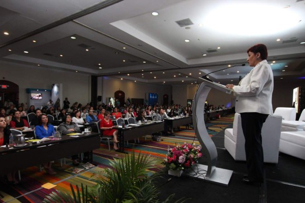 Centroamericanas Desafiantes Sin límites: Mujeres que soñaron con la luna…y volaron mucho más alto