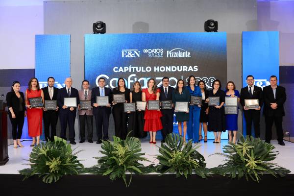 Líderes de Alta Confianza en Honduras que recibieron reconocimientos en Honduras. FOTOS YOSEPH AMAYA / MOISÉS VALENZUELA