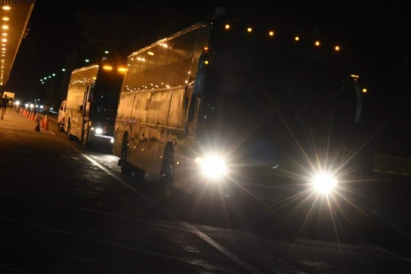 Migrantes cubanos viajan por Guatemala en ruta a EE.UU.