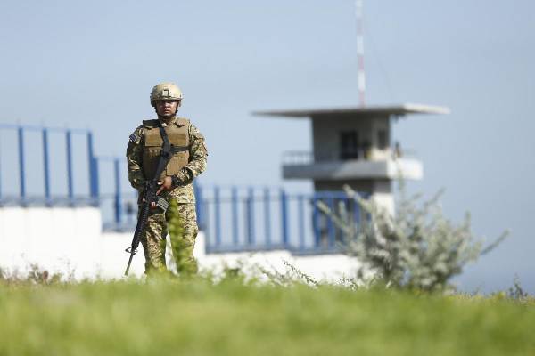 <i>Un soldado hace guardia a las afueras del Centro de Confinamiento del Terrorismo (Cecot) este viernes, en Tecoluca (El Salvador). EFE/ Rodrigo Sura</i>