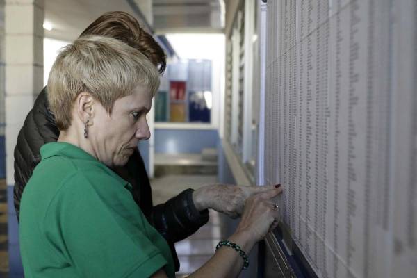 <i>Fotografía de archivo de un par de mujeres al buscar su mesa para votar durante unos comicios generales en San José (Costa Rica). EFE/Jeffrey Arguedas</i>