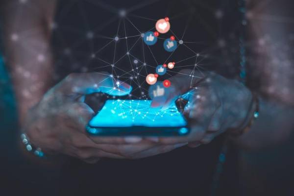 <i>Pidió a los desarrolladores de redes sociales no diseñarlas como TikTok, sino como plataformas menos adictivas, como Pinterest. Foto de Urupong / Getty Images/iStockphoto</i>