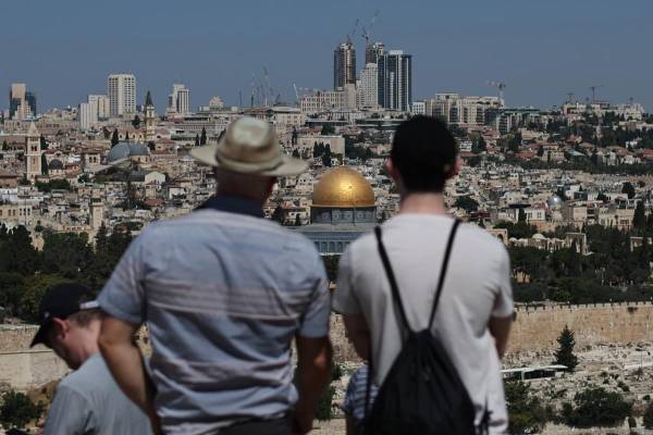 <i> Varios países de Asia urgieron este viernes a sus ciudadanos a evitar viajes a Irán e Israel, e instaron a quienes ya viven en esos territorios a estar pendientes de planes de evacuación, en medio de la escalada de tensiones en Oriente Medio. EFE/EPA/ATEF SAFADI</i>