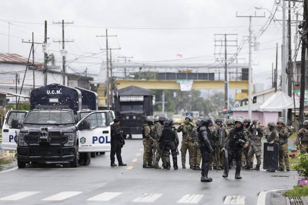 <i>CHANGUINOLA (PANAMÁ), 20/06/2025.- Integrantes de las Fuerzas Armadas vigilan una zona en la ciudad de Changuinola una de las principales de la provincia de Bocas del Toro (Panamá). EFE/ Bienvenido Velasco</i>