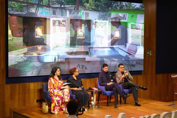 <i>El curador del Museo del Canal, Román Flórezel (d) habla junto al artista residente FARO 2023, Alfredo Martíz (2-d), a la artista residente FARO 2022, Gianna De Dier (2-i), y la directora ejecutiva del Museo del Canal y curadora en jefe, Ana Elizabeth González, durante un evento, en Ciudad de Panamá (Panamá). EFE/ Carlos Lemos</i>
