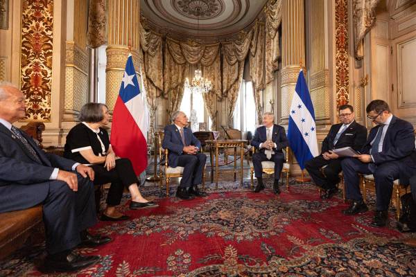 <i>El nuevo presidente de Chile, José Antonio Kast (c-d), habla con el presidente de Honduras, Nasry Asfura (c-i), durante una reunión bilateral este martes, en el Palacio Cousiño en Santiago (Chile). EFE/ Ailen Díaz</i>