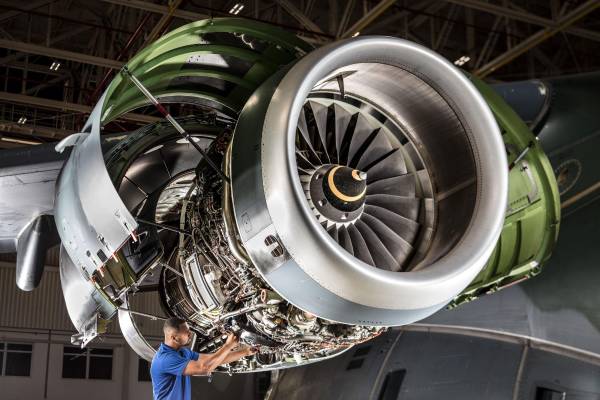 <i>Los aviones comerciales fueron el producto más demandado, con un crecimiento anual del 42 %, seguidos por las aeronaves militares, con una subida del 10 %. Foto de cortesía</i>