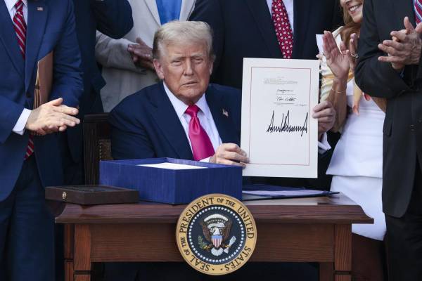 <i>En un discurso previo pronunciado desde el balcón de la Casa Blanca, el presidente subrayó que no se ha visto un ánimo así en el país en muchos, muchos años y décadas. EFE/EPA/SHAWN THEW</i>