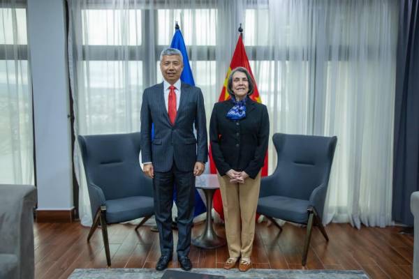 <i>La canciller de Honduras, Mireya Agüero, y el embajador de China en Tegucigalpa, Yu Bo, dialogaron. Foto de cortesía</i>