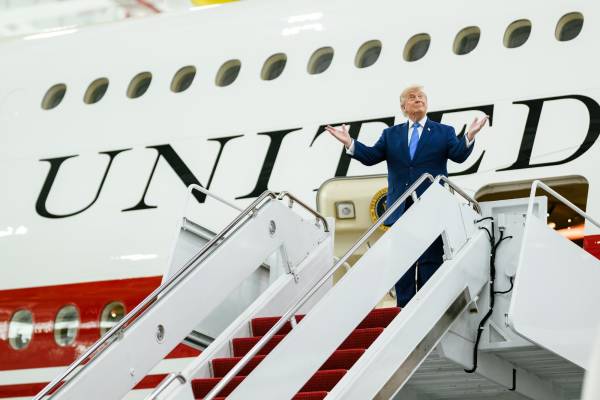 <i>El presidente de Estados Unidos, Donald Trump, anunció que finalmente no cobrará la tasa del 20 % que había planteado por facilitar el tránsito de buques por el estrecho de Ormuz. Foto de cortesía</i>