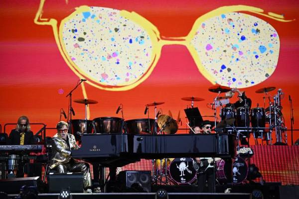 <i>El legendario cantante británico Elton John actúa en el Pyramid Stage el día 5 del festival Glastonbury en el pueblo de Pilton en Somerset, suroeste de Inglaterra, el 25 de junio de 2023. (Foto de Oli SCARFF / AFP)</i>