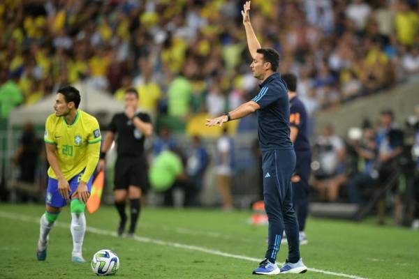 <i>El entrenador argentino Lionel Scaloni hace gestos durante el partido de fútbol de clasificación sudamericano para la Copa Mundial de la FIFA 2026 entre Brasil y Argentina en el Estadio Maracaná de Río de Janeiro, Brasil, el 21 de noviembre de 2023. FOTO CARL DE SOUZA/AFP</i>