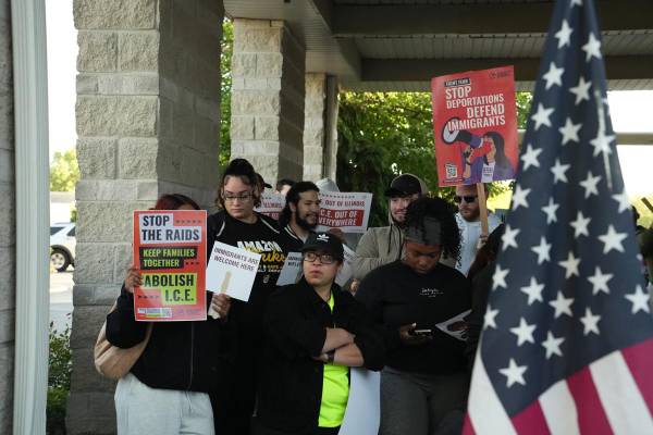 <i>Fotografía de archivo, tomada el pasado 9 de octubre, en la que se captó a un grupo de defensores comunitarios del estado de Illinois (EE.UU.), al protestar contra la Operación estatal Midway Blitz para detener a supuestos criminales indocumentados. EFE/Guillermo Azábal</i>