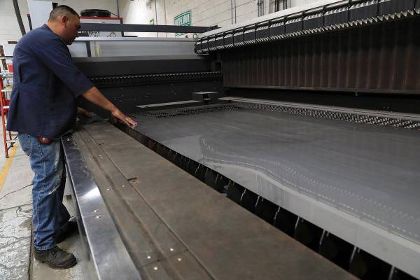 <i>Un empleado trabaja en una maquiladora de aluminio en Ciudad Juárez, Chihuahua (México). Imagen de archivo. EFE/ Luis Torres</i>