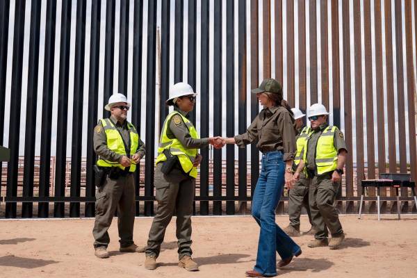 <i>Fotografía tomada de la cuenta oficial de la red social X @Sec_Noem de la secretaria de Seguridad Nacional de Estados Unidos, Kristi Noem, que muestra a Noem (d) saludando a un funcionario en frente del muro fronterizo entre Estados Unidos y México este martes, en Santa Teresa (Estados Unidos). EFE/ @sec_noem</i>