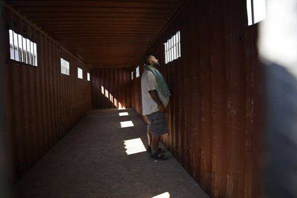 <i>Entre los reos transferidos a sus nuevas cárceles se encuentra el líder de la pandilla Barrio 18, Aldo Ochoa Mejía, precisó el gobernante. Foto de cortesía</i>