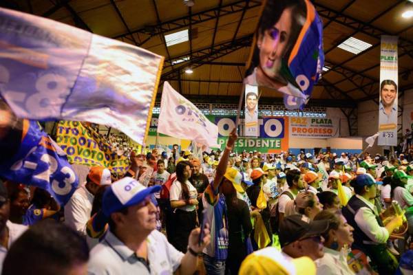 <i>FOTO Partidarios del exvicepresidente ecuatoriano (2018-2020) y candidato presidencial de la alianza de derecha Actuemos, Otto Sonnenholzner, asisten al cierre de su campaña antes de las elecciones nacionales del 20 de agosto en Guayaquil, Ecuador, el 17 de agosto de 2023. (Foto de Gerardo MENOSCAL / AFP)</i>