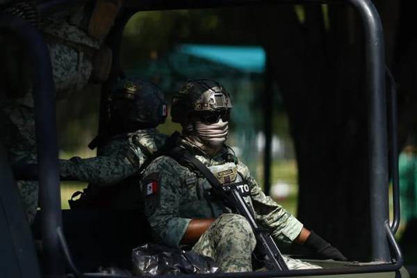 Integrantes del Ejército Mexicano custodian frente al panteón Recinto de la Paz, en Zapopan, Jalisco (México). EFE/ Francisco Guasco