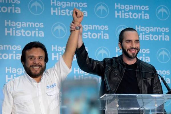 <i>ARCHIVO. El candidato presidencial de El Salvador Nayib Bukele de la Gran Alianza Nacional (GANA) (R) y el candidato a vicepresidente Félix Ulloa celebran su victoria en las elecciones presidenciales de San Salvador el 3 de febrero de 2019. (Foto por MARVIN RECINOS / AFP)</i>