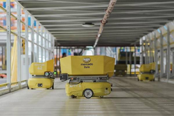 <i>Fotografía cedida por la empresa Mercado Libre que muestra robots organizando productos en un centro de distribución en Cajamar, en el interior del estado de São Paulo (Brasil). Mercado Libre anunció este miércoles la implementación de robots para organizar productos en su centro de distribución de São Paulo, cuyo objetivo es reducir en un 25 % el ciclo de procesamiento de pedidos con muchos ítems. EFE/ Mercado Libre</i>