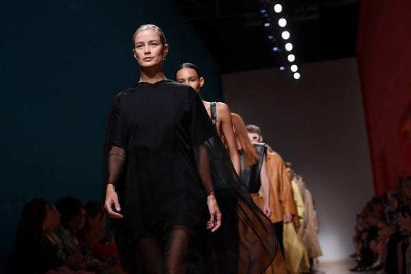 <i>Las modelos presentan creaciones para la casa de moda Salvatore Ferragamo durante los desfiles de moda femenina primavera/verano 2019 en Milán, el 22 de septiembre de 2018. (Foto de Marco BERTORELLO / AFP)</i>