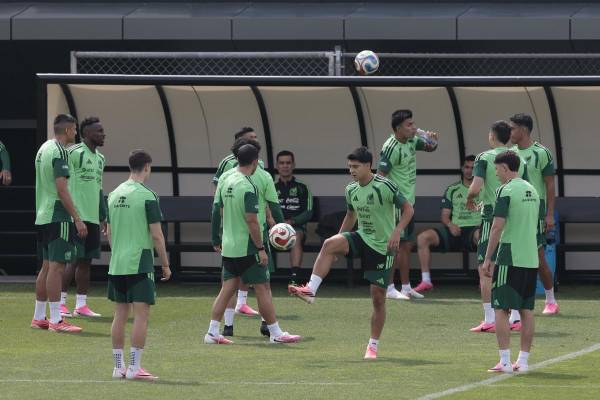 <i>Jugadores de la selección mexicana de fútbol entrenan en el Centro de Alto Rendimiento de la Federación Mexicana de Fútbol en Ciudad de México (México). EFE/José Méndez</i>