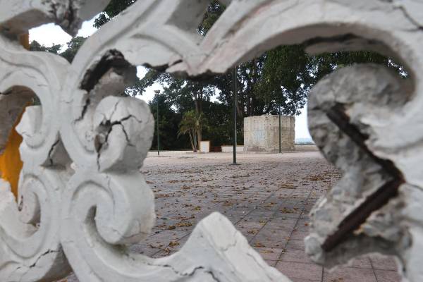 <i>Fotografía que muestra el área donde se encontraba el Monumento Chino Panameño este domingo, en Ciudad de Panamá (Panamá). El Gobierno de Panamá ordenó este domingo la inmediata restauración del monumento a la Comunidad China en su mismo emplazamiento en el mirador del Puente de las Américas, tras rechazar la demolición de la estructura por parte del Municipio de Arraiján, al considerar que se trata de un elemento cultural ancestral representativo de una comunidad con 171 años de presencia en el país centroamericano. EFE/ Gabriel Rodríguez</i>
