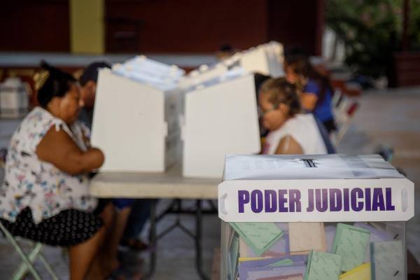 <i>Personas votan en las elecciones judiciales este domingo, en Tehuantepec (México). EFE/ Luis Villalobos</i>