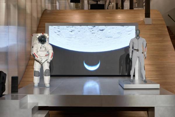 <i>Fotografía cedida por Axiom Space de la prenda (d) de ventilación y refrigeración líquida (LCVG), una capa interior diseñada por Prada para los astronautas, que se utilizará debajo del traje espacial (i) Axiom Extravehicular Mobility Unit (AxEMU) en las futuras misiones Artemis de la NASA. EFE/ Axiom Space /</i>