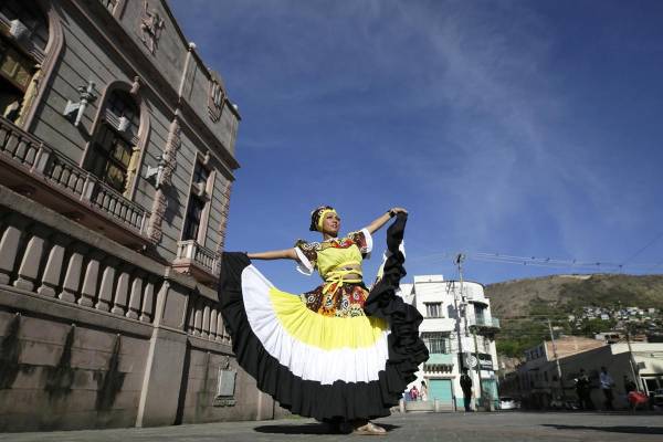 <i>Budari Palacios, bailarina garífuna hondureña, posa durante una marcha, en Tegucigalpa (Honduras). EFE/ Sophia Amador</i>