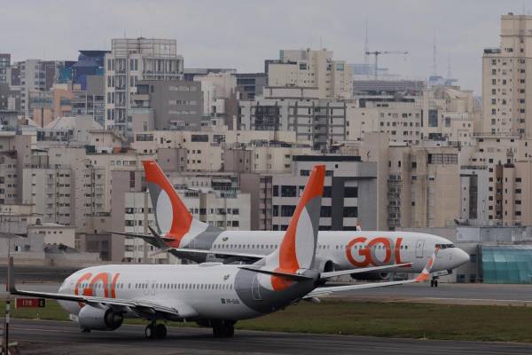 <i>Fotografía de archivo de dos aviones de la aerolínea Gol en el aeropuerto de Congonhas, en Sao Paulo (Brasil). EFE/ Isaac Fontana</i>