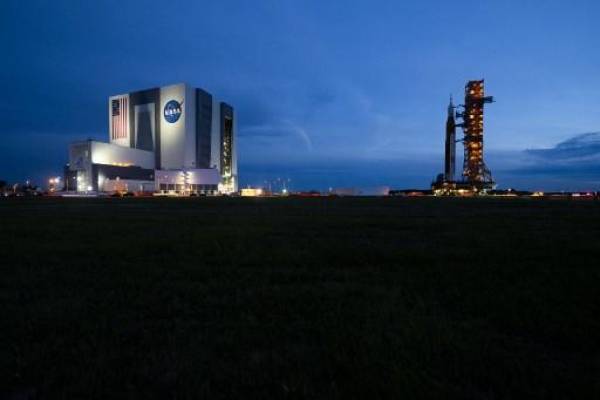 El cohete lunar no tripulado Artemis I regresa al edificio de ensamblaje de vehículos en el Centro Espacial Kennedy en Florida el 27 de septiembre de 2022, mientras Florida se prepara para el huracán Ian. (Foto de Jim WATSON / AFP)