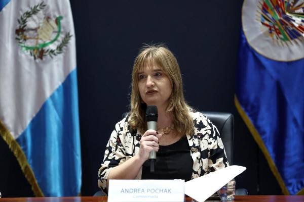 <i>La relatora de la Comisión Interamericana de Derechos Humanos (CIDH) para Guatemala, Andrea Pochak, habla en una conferencia de prensa este lunes, en Ciudad de Guatemala (Guatemala). EFE/ Mariano Macz</i>
