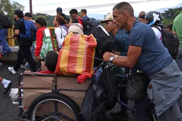 Personas caminan en una caravana migratoria con destino a Estados Unidos en el municipio de Tapachula, estado de Chiapas (México). EFE/ Juan Manuel Blanco