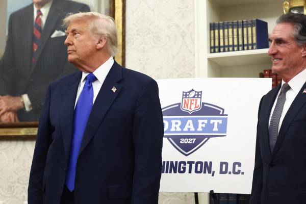 <i>Desde su retorno a la Casa Blanca en enero, el neoyorquino ha activado una guerra comercial en distintos sectores para tratar de relocalizar operaciones manufactureras en EEUU y compensar además con la recaudación de aranceles los recortes de impuestos que planea su Administración. EFE/EPA/JIM LO SCALZO / POOL</i>