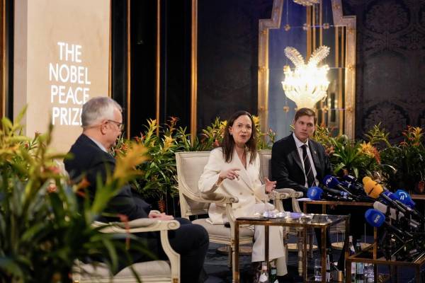 La Premio Nobel de la Paz, María Corina Machado (centro), acompañada por el presidente del Comité Nobel, Jorgen Watne Frydnes (derecha), y el director del Instituto Nobel Noruego, Kristian Berg Harpviken (izquierda), asiste a una conferencia de prensa en el Grand Hotel de Oslo, Noruega, el 11 de diciembre de 2025. Recibió el Premio Nobel de la Paz 2025 por su incansable labor en la promoción de los derechos democráticos del pueblo venezolano y por su lucha para lograr una transición justa y pacífica de la dictadura a la democracia. Debido a la situación en Venezuela, no pudo asistir a la ceremonia de entrega de premios. (Noruega) EFE/EPA/HEIKO JUNGE NORWAY OUT