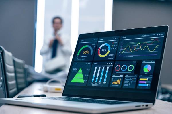 <i>Las máquinas ejecutarán cada vez más. El valor humano se desplazará hacia una tarea más difícil: decidir qué vale la pena hacer. (Foto: Shutterstock)</i>