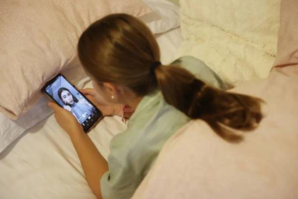 Los expertos subrayan que la supervisión sigue siendo importante, pero pierde eficacia cuando sustituye a la conversación con los adultos. (Foto: EFE)