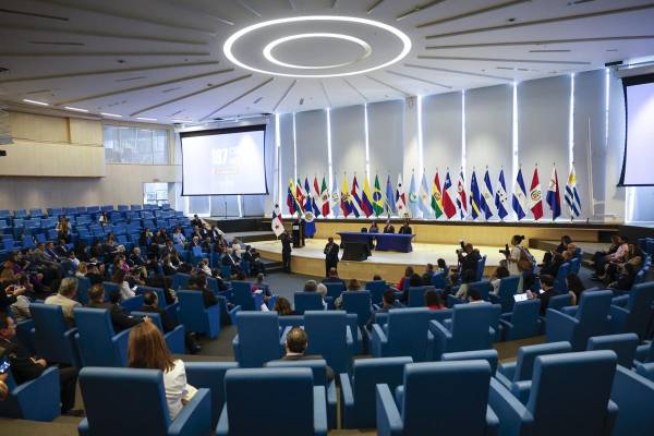 <i>El presidente de la Comisión Interamericana de Derechos Humanos (CIDH), Edgar Stuardo Ralón Orellana, habla en el Parlamento Latinoamericano, en Ciudad de Panamá. EFE/ Bienvenido Velasco</i>