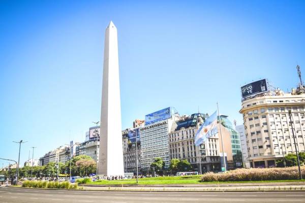 El Instituto Nacional de Estadística y Censos indicó que los 418.800 turistas que ingresaron en Argentina en el cuarto mes del año supusieron un descenso del 4,8 % con respecto al mismo periodo de 2024. Foto de EvelynDutra / Getty Images/iStockphoto