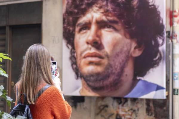 <i>Aquel gol de Maradona en la victoria 2-1 de Argentina contra Inglaterra en cuartos de final, se convirtió en icónico en la historia del fútbol, cuando el argentino saltó y le dio al balón con el puño, pero el árbitro no vio la falta y consideró válido el tanto. Serhii Ivashchuk / Getty Images</i>