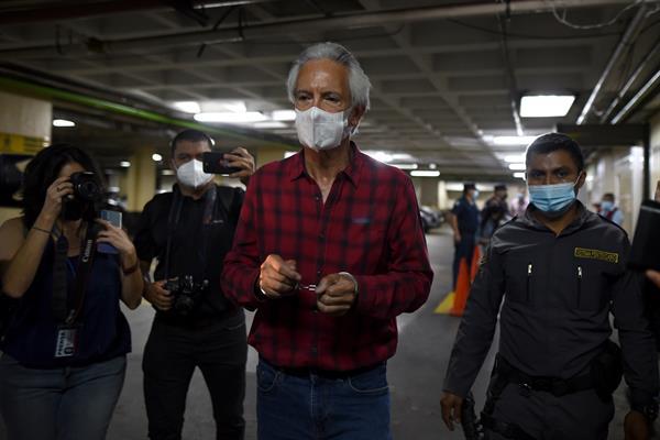 José Rubén Zamora, periodista y presidente del matutino elPeriódico, sale de una audiencia tras su detención, el pasado sábado, en la Torre de Tribunales en Ciudad de Guatemala (Guatemala). EFE/ Edwin Bercián