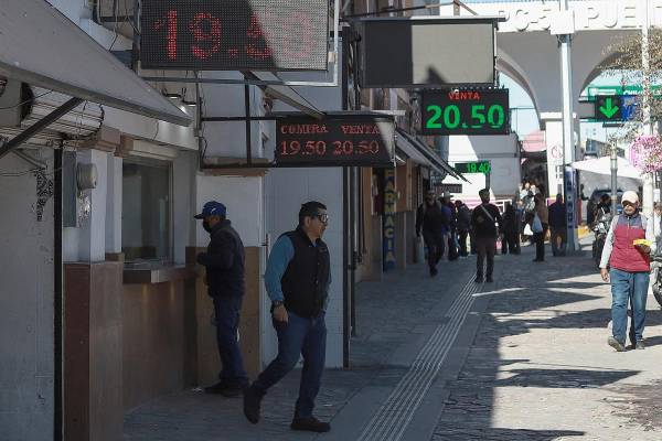 <i>Fotografía de archivo del 30 de mayo de 2025, de personas comprando divisas en una casa de cambio de dólar, en Ciudad Juárez, Chihuahua (México). EFE/Luis Torres</i>